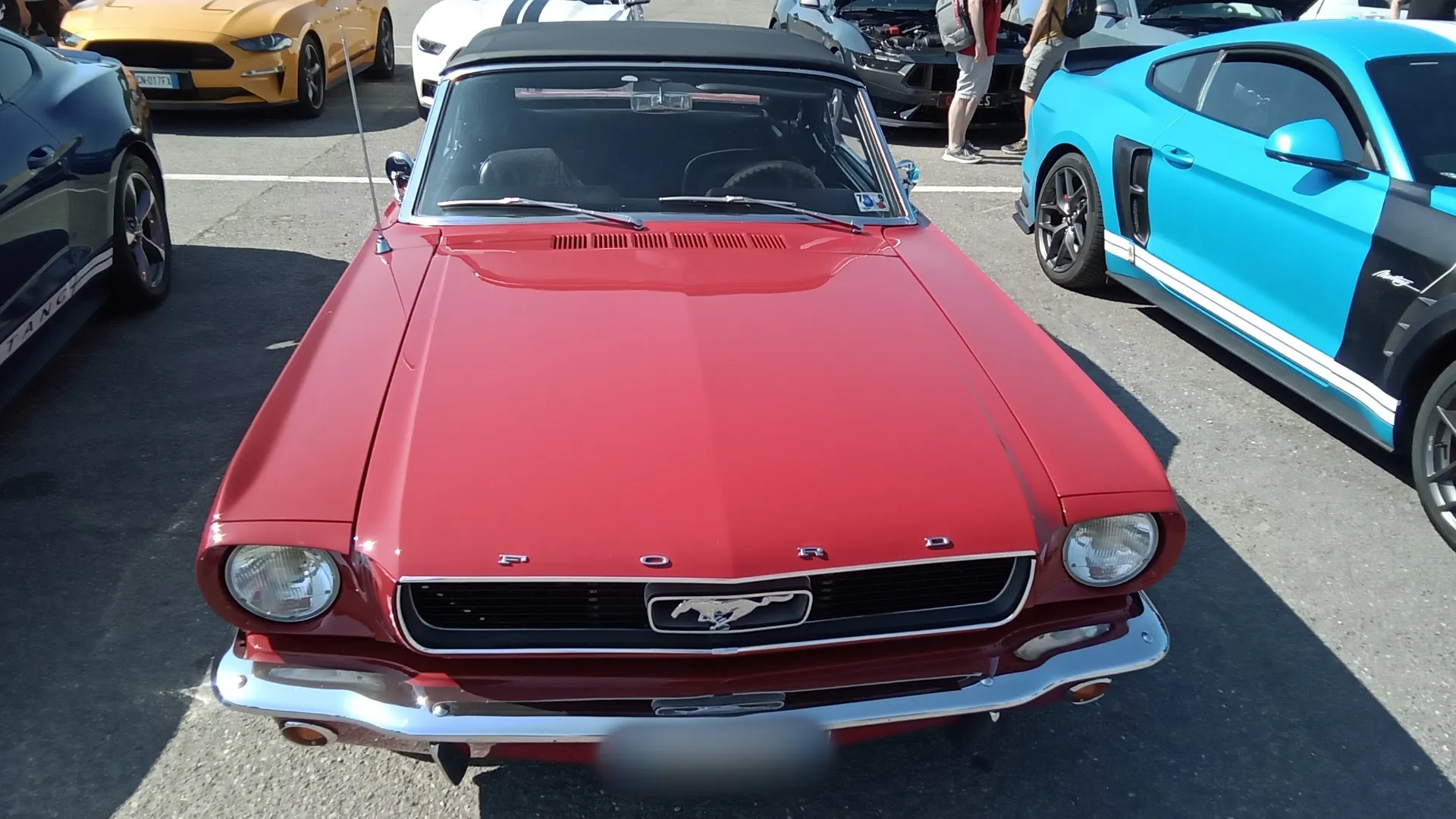 Dal 1964 la Ford Mustang (in queste immagini in versione Cabriolet) è una delle auto più ammirate e ambite al mondo.