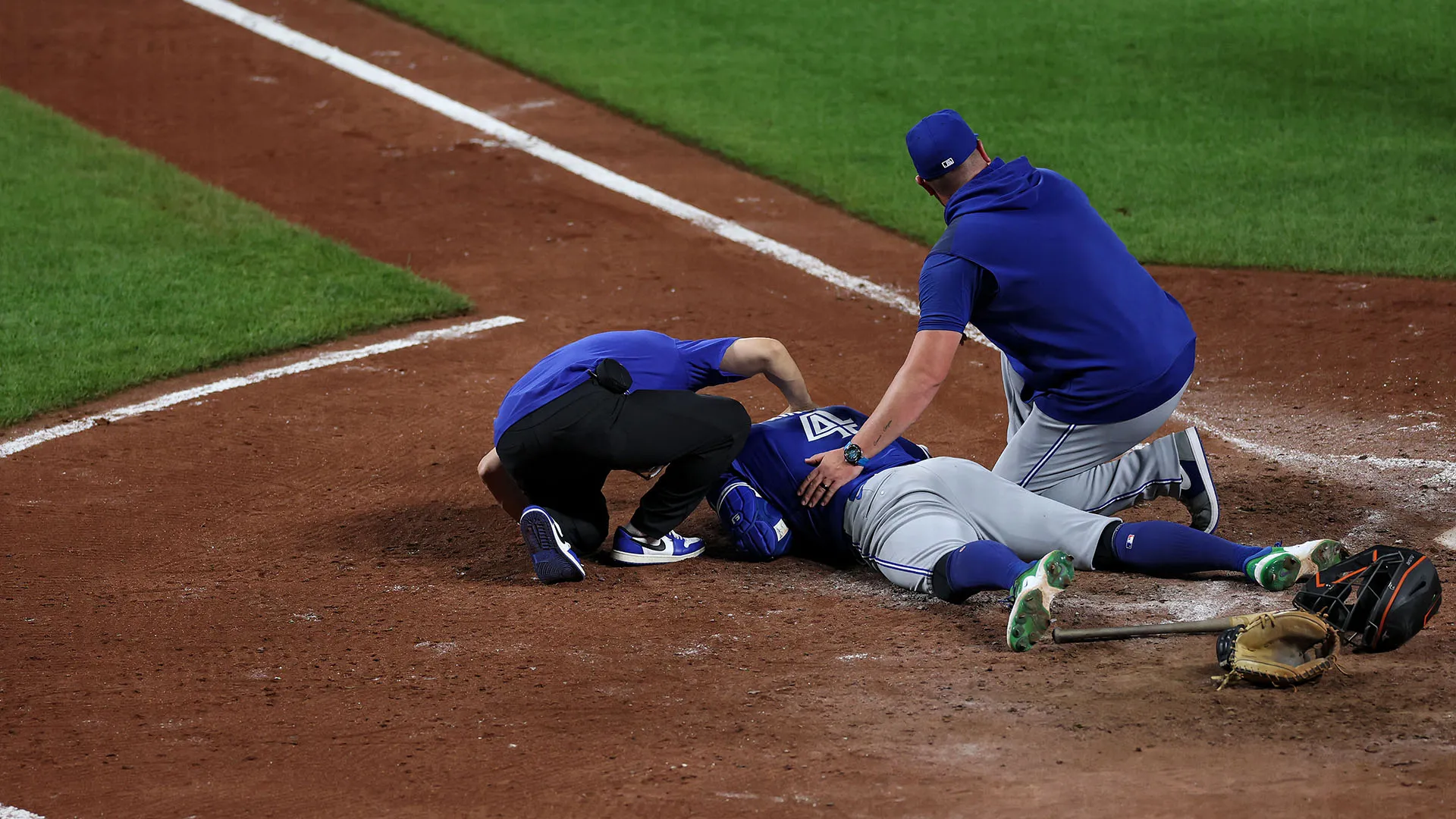 Il giocatore è stato immediatamente soccorso dai membri dello staff tecnico dei Blue Jays