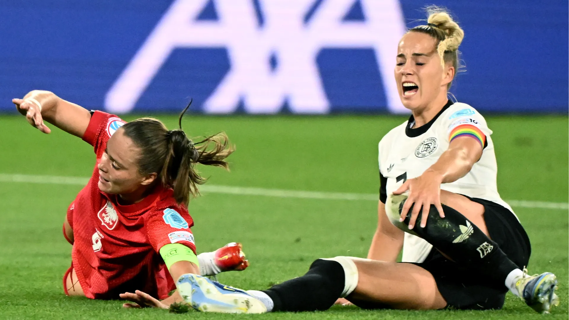 La campionessa si è infortunata al ginocchio nella sfida contro la Polonia
