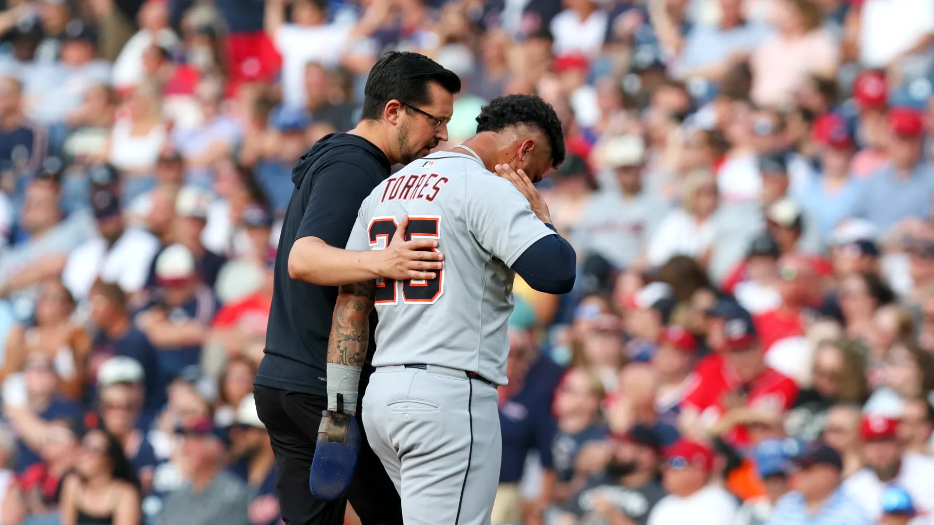Il manager dei Tigers, A.J. Hinch, ha definito la collisione “una botta al collo, molto dolorosa”