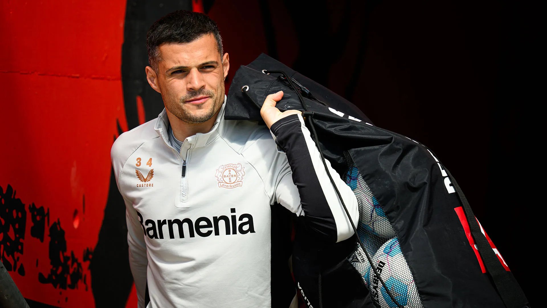 L'agente di Granit Xhaka negli scorsi giorni ha annunciato l'accordo con il Sunderland, ma Ten Hag non ne vuole sapere