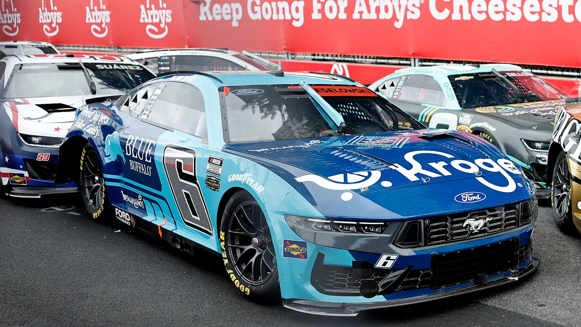 Maxi tamponamento durante il Grant Park 165, la gara NASCAR nel centro di Chicago
