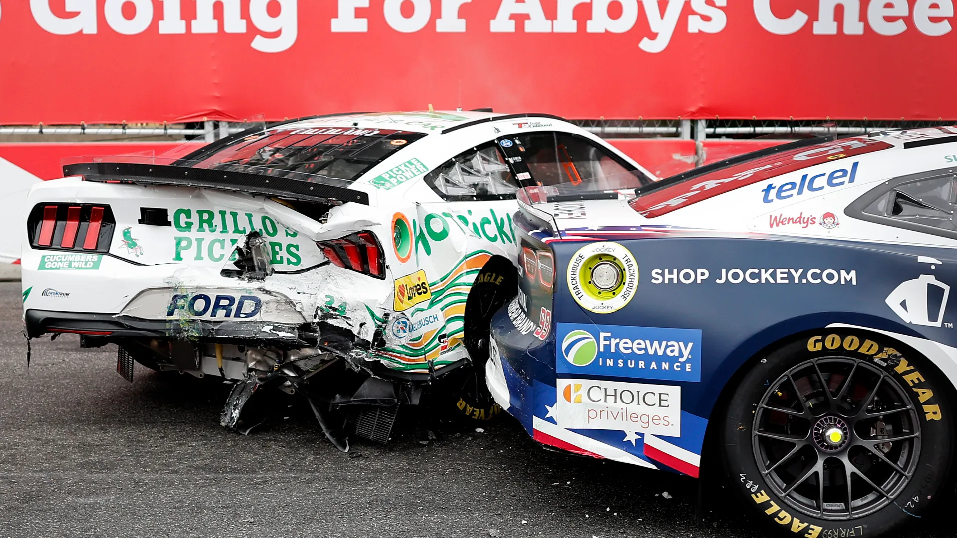 Austin Dillon, Brad Keselowski, Daniel Suárez, Riley Herbst e Will Brown si sono infilati nello spazio troppo stretto
