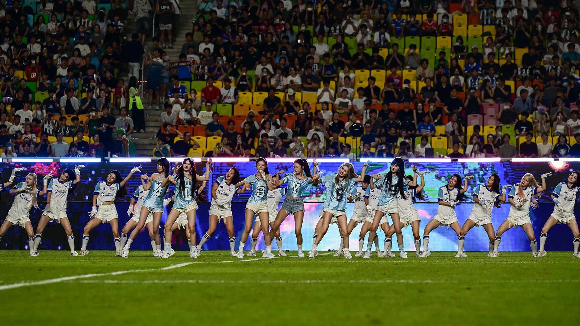 I tifosi sono rimasti molto colpiti dalle ballerine in campo