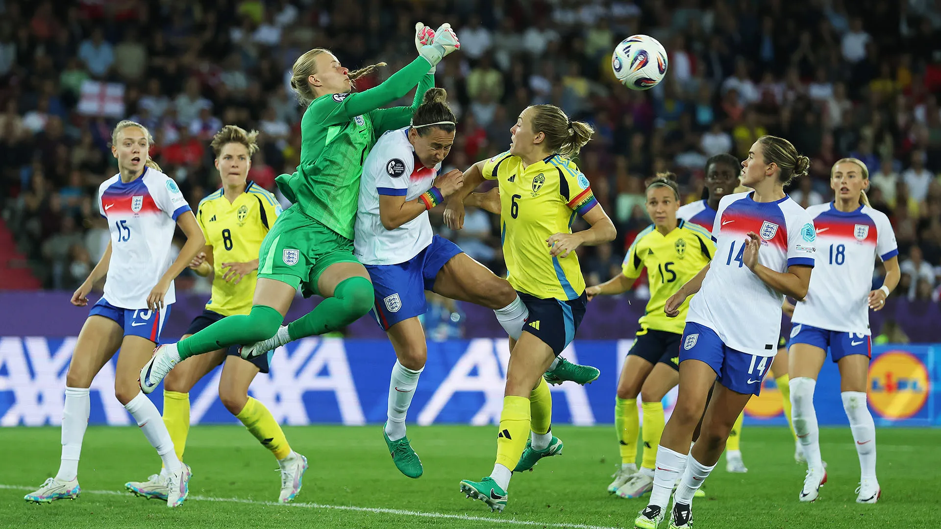 Hannah Hampton si è involontariamente scontrata con Lucy Bronze 