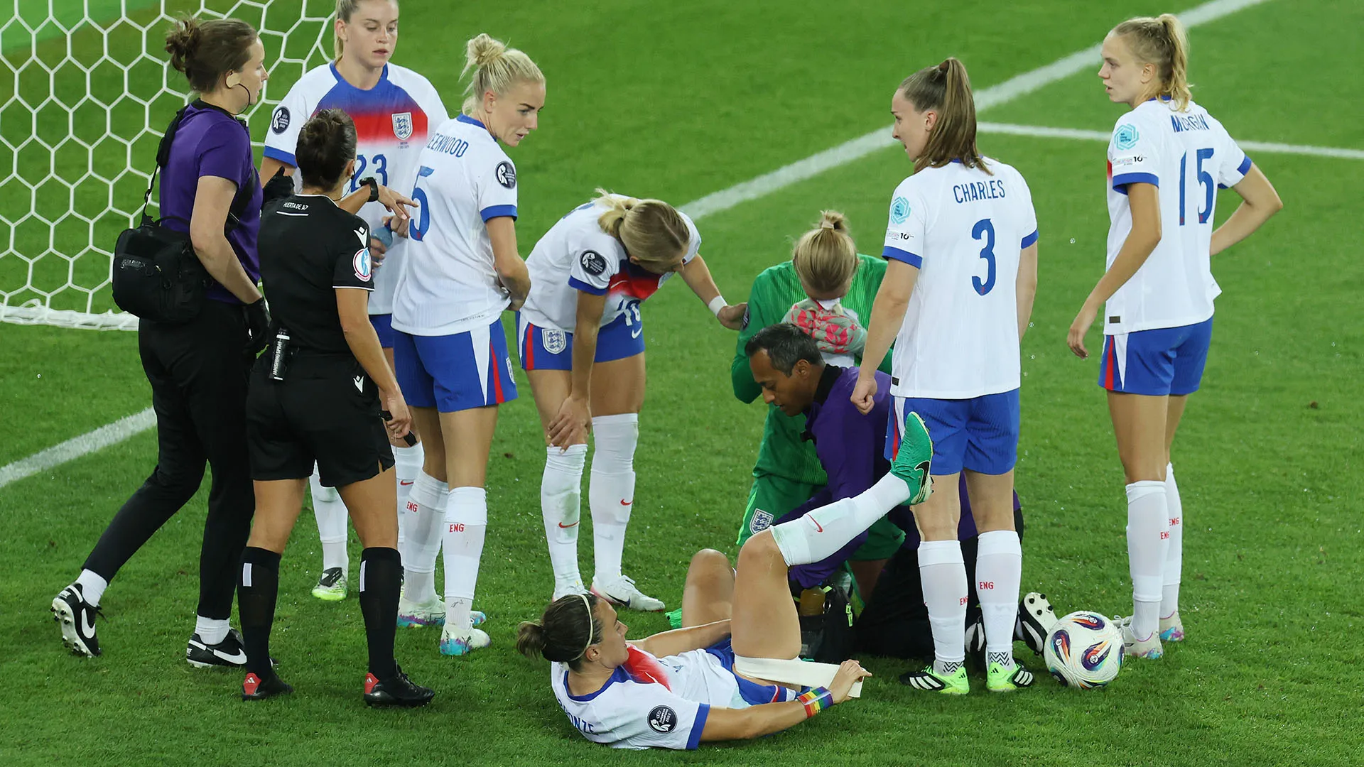 Anche Lucy Bronze ha avuto qualche problema ma si è medicata da sola...