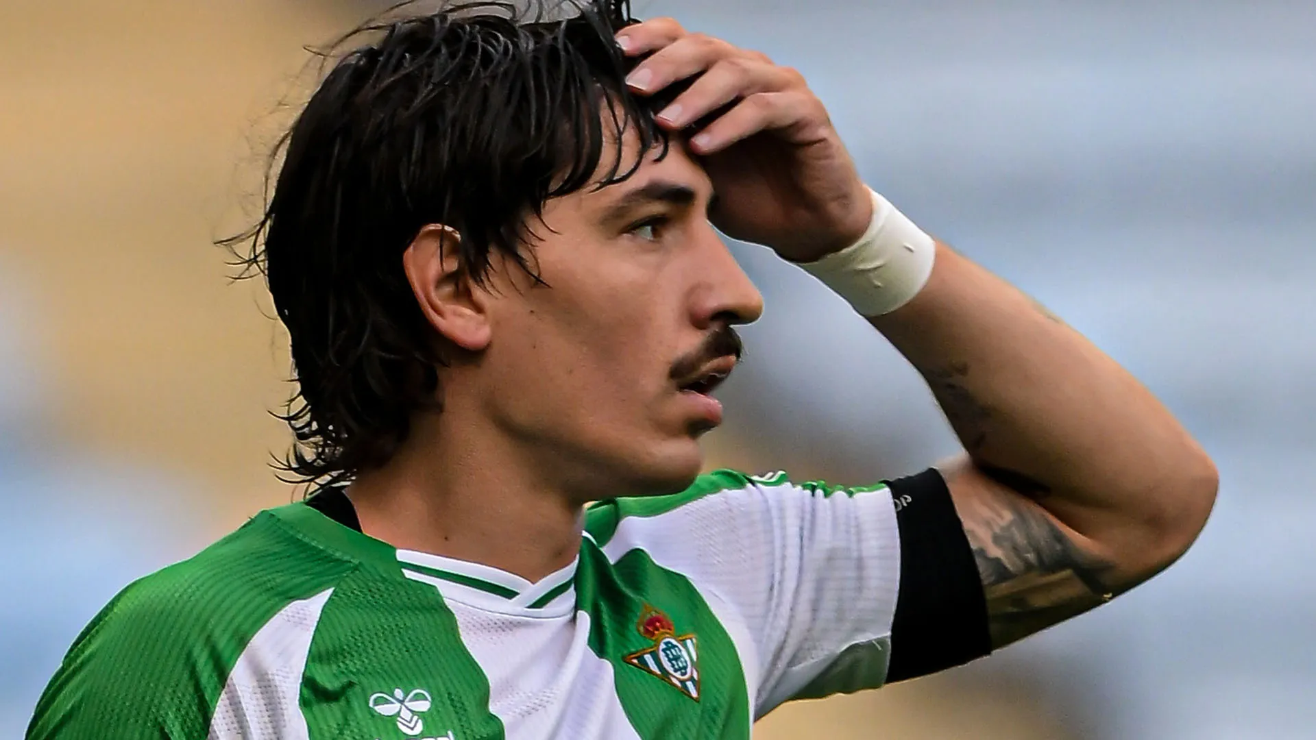 Hector Bellerin si è massaggiato la fronte dopo il colpo ricevuto