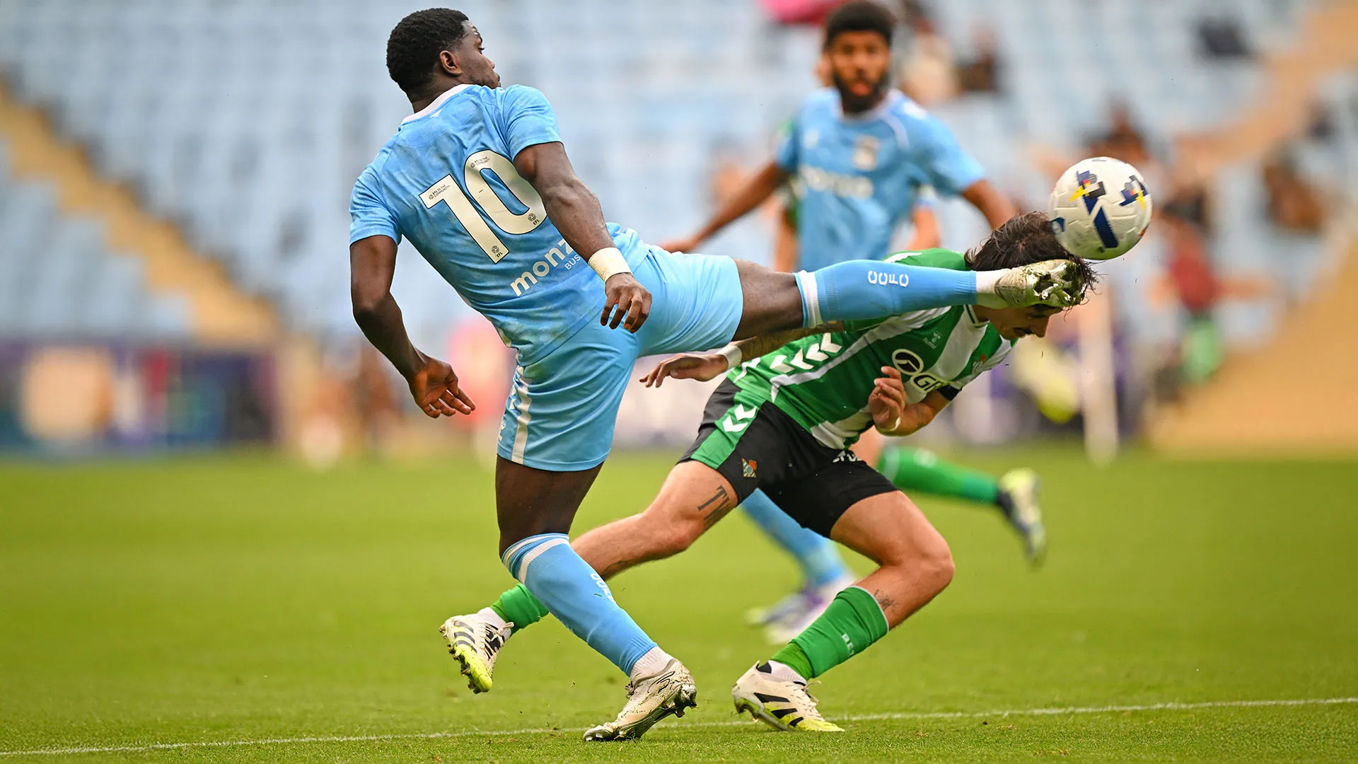 Bruttissimo il colpo ricevuto da Hector Bellerin durante la sfida tra Betis e Coventry City
