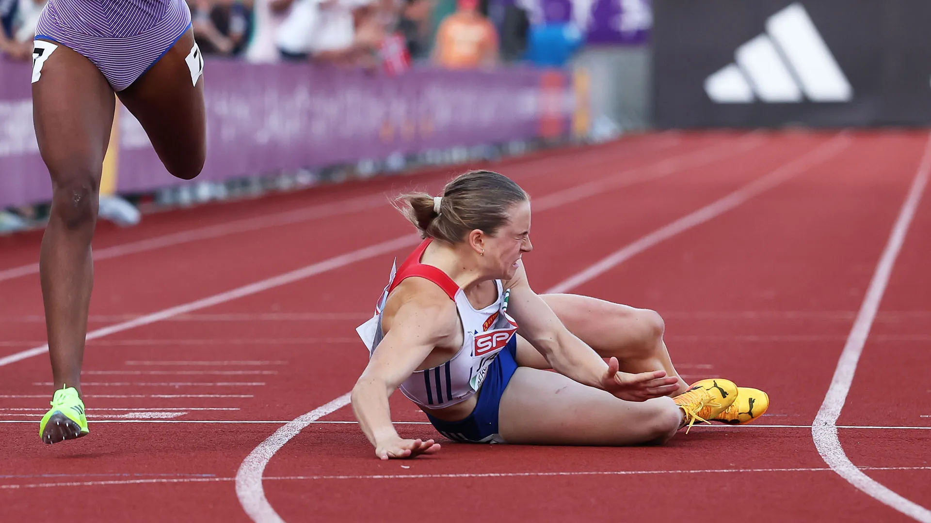 La campionessa è caduta a terra poco dopo aver tagliato il traguardo

