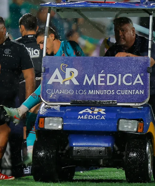 Esordio horror per il portiere: soccorso con il kart medico. Foto