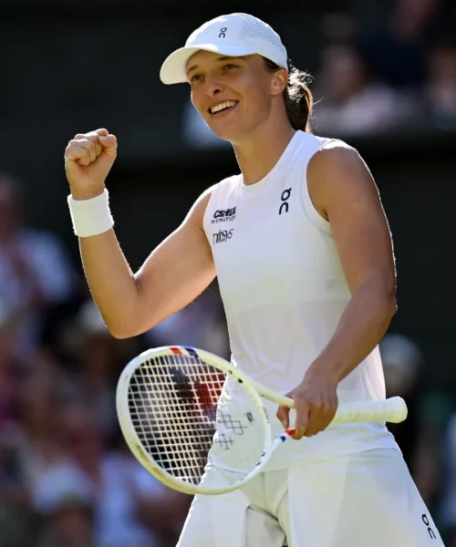Iga Swiatek non sbaglia: Bencic demolita, è in finale a Wimbledon