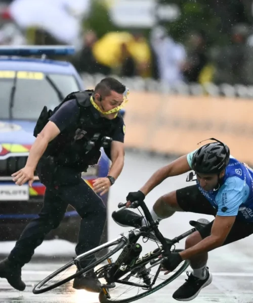 Altra follia al Tour de France, i gendarmi evitano il peggio: foto sconcertanti