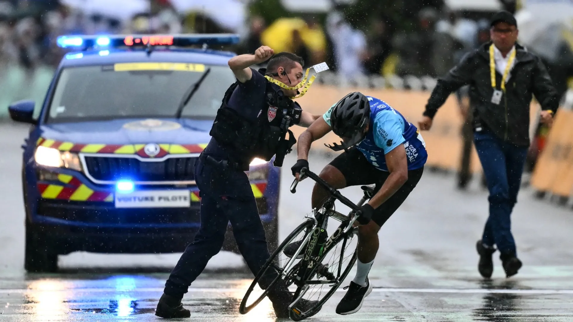 .. poco prima che arrivassero i corridori veri si è presentato pedalando verso il traguardo