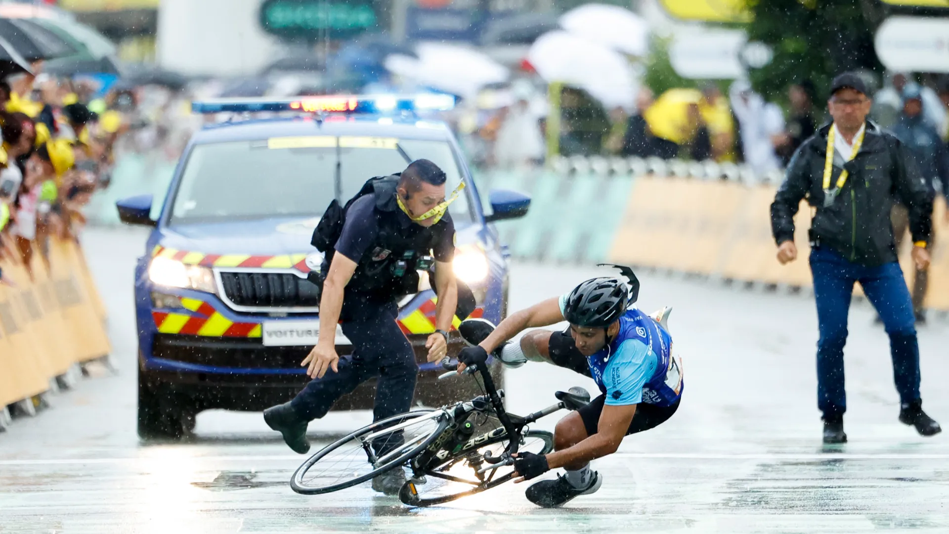 È arrivata la condanna per l'uomo che mercoledì è stato protagonista di una sconcertante invasione al Tour de France