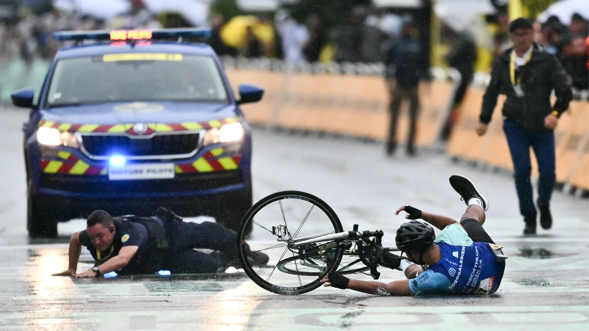 .. dovrà inoltre risarcire il gendarme che lo ha fermato, cadendo a sua volta a terra... 