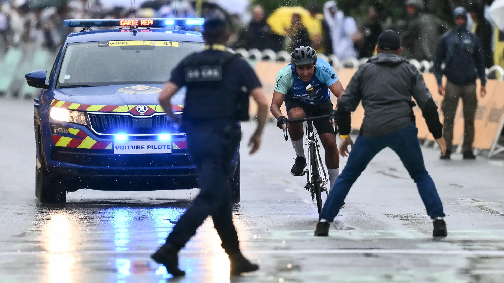 Poco prima che arrivassero sul traguardo i corridori veri si è lanciato in un'imbarazzante volata solitaria... 
