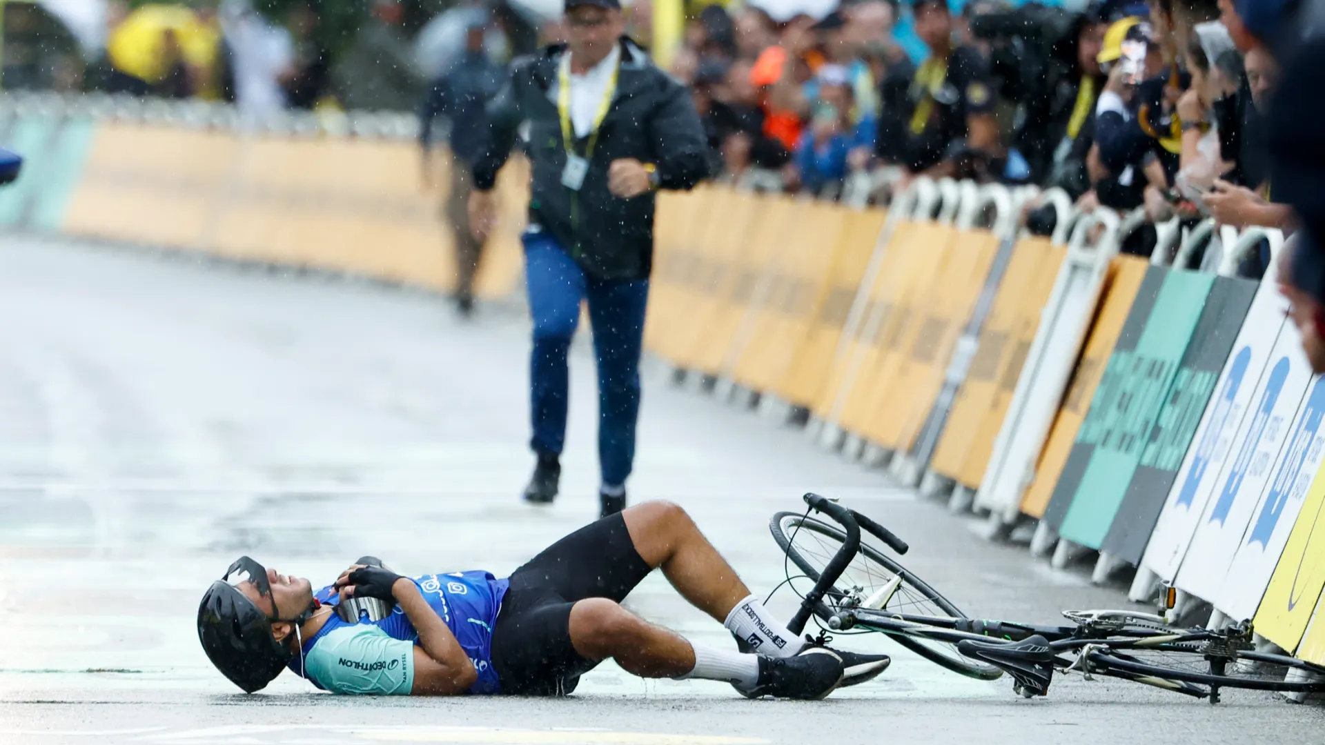 ... non potrà avere accesso a impianti sportivi per un periodo di cinque anni... 