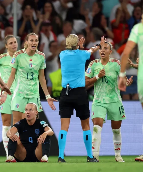 Leoni da tastiera e haters senza pietà: critiche feroci alla nazionale femminile di calcio