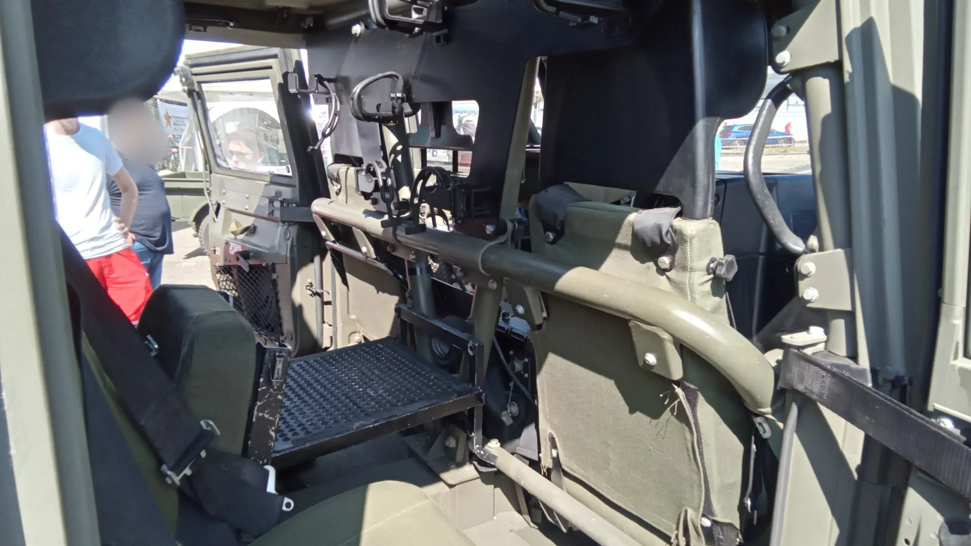 Non cerca di essere iconico, ma lo è diventato grazie alla costanza con cui ha garantito sicurezza nei vari teatri operativi.