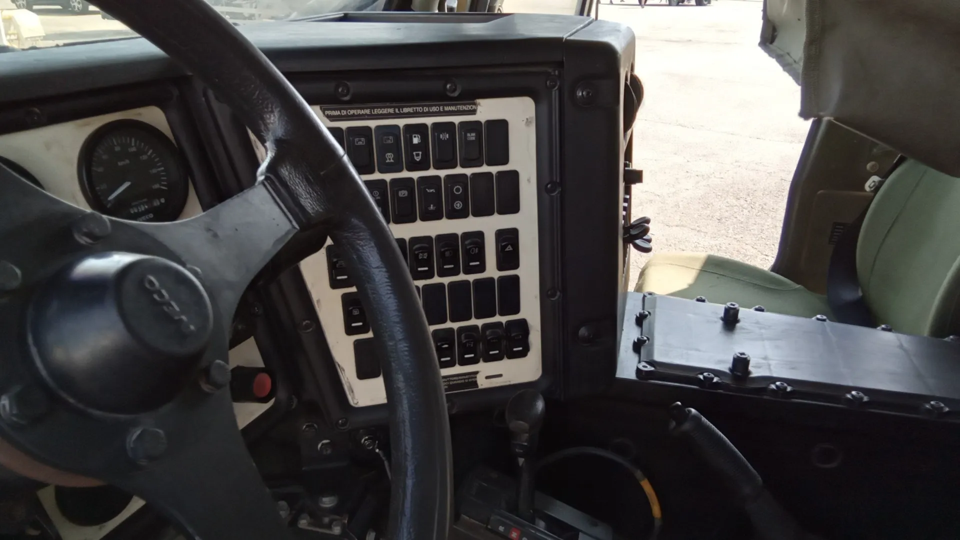 Ogni aggiornamento ha mantenuto lo spirito originale: proteggere l’equipaggio senza complicazioni inutili.