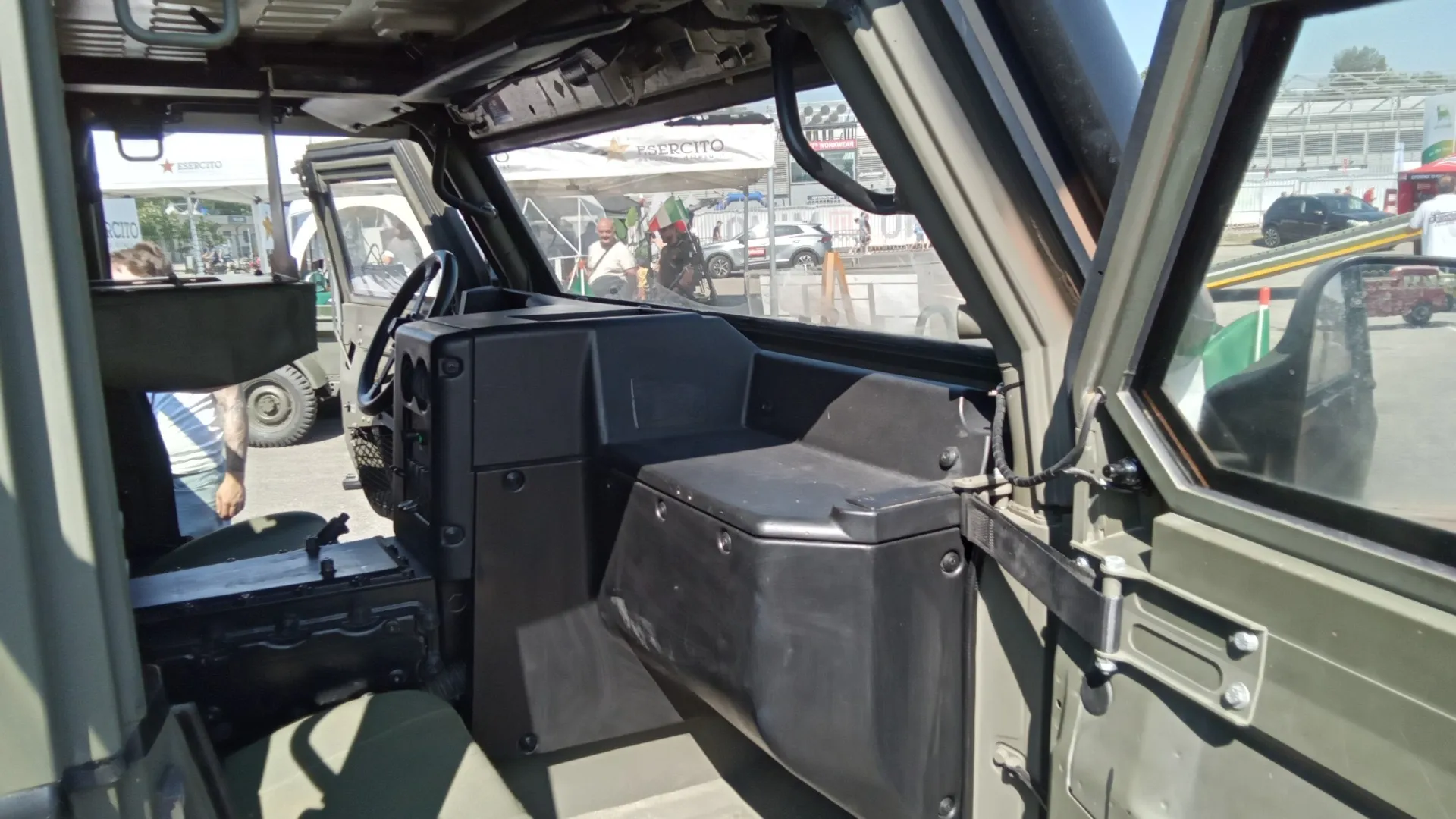 È un mezzo costruito per adattarsi e per restare efficace anche quando cambia il tipo di missione.