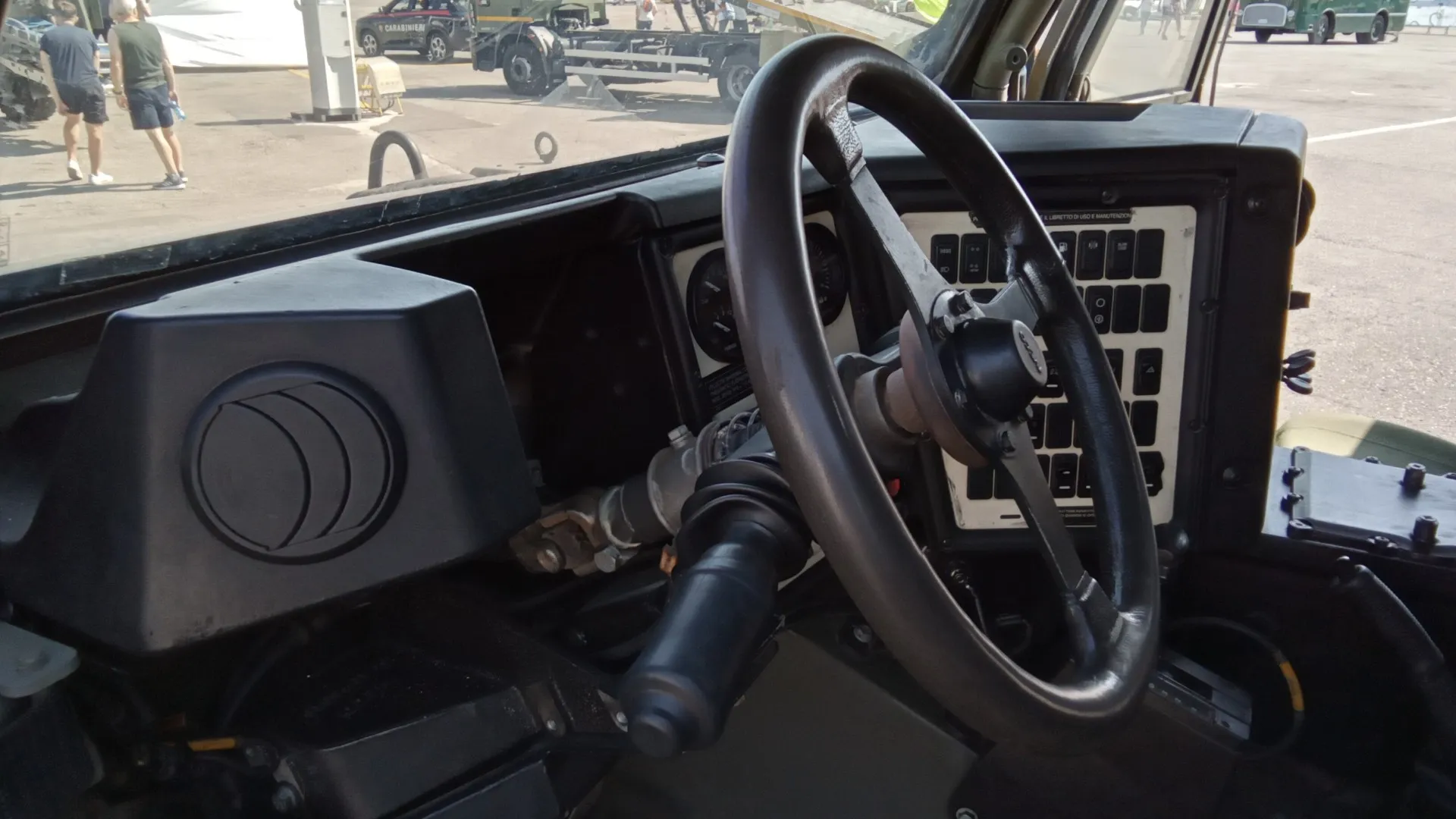 La sua forza sta proprio nella normalità con cui affronta compiti difficili, trasformandoli in routine.