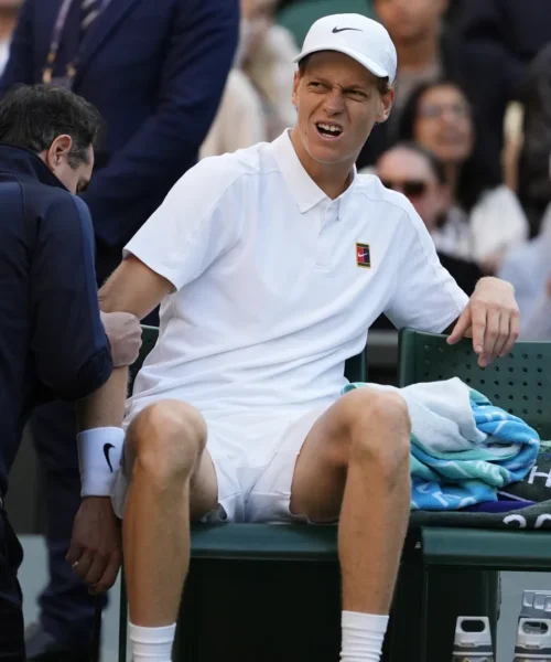 Jannik Sinner in ansia per il problema al gomito