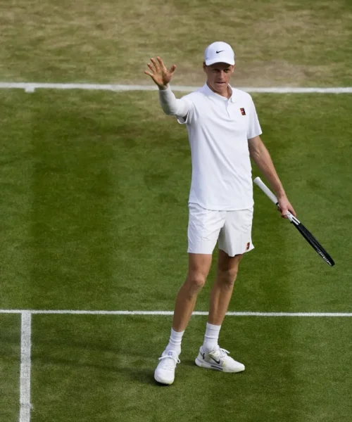 Jannik Sinner sottolinea il miglioramento dopo la vittoria
