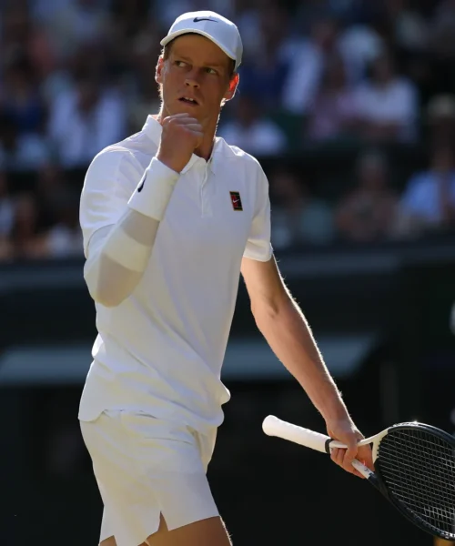 Wimbledon, Jannik Sinner ingiocabile: 2-0 con Novak Djokovic