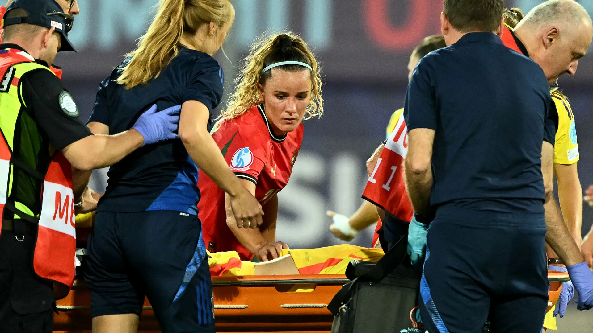 Successivamente la campionessa è stata trasportata in barella
