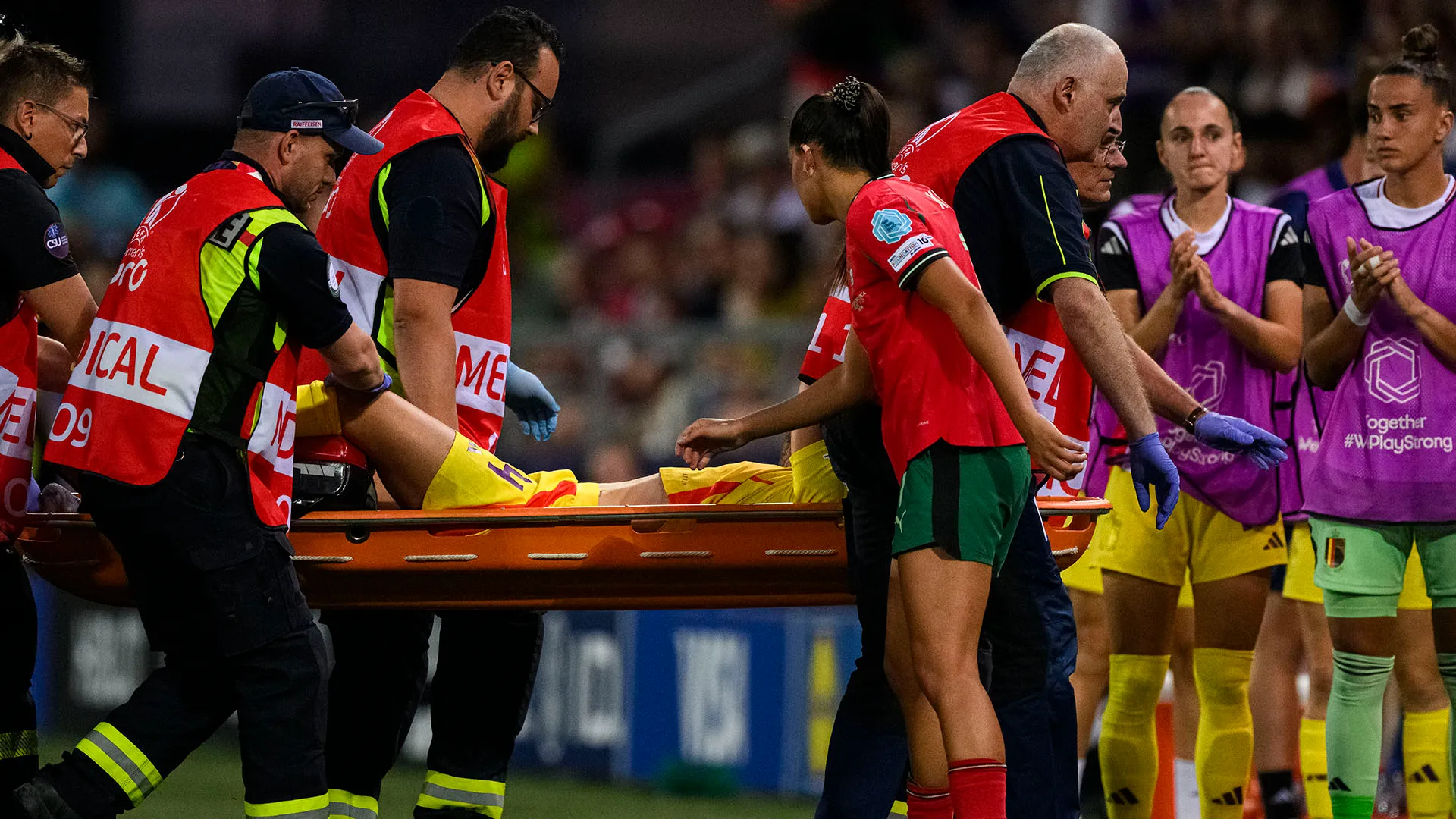I dottori hanno prestato le prime cure a Blom direttamente in campo
