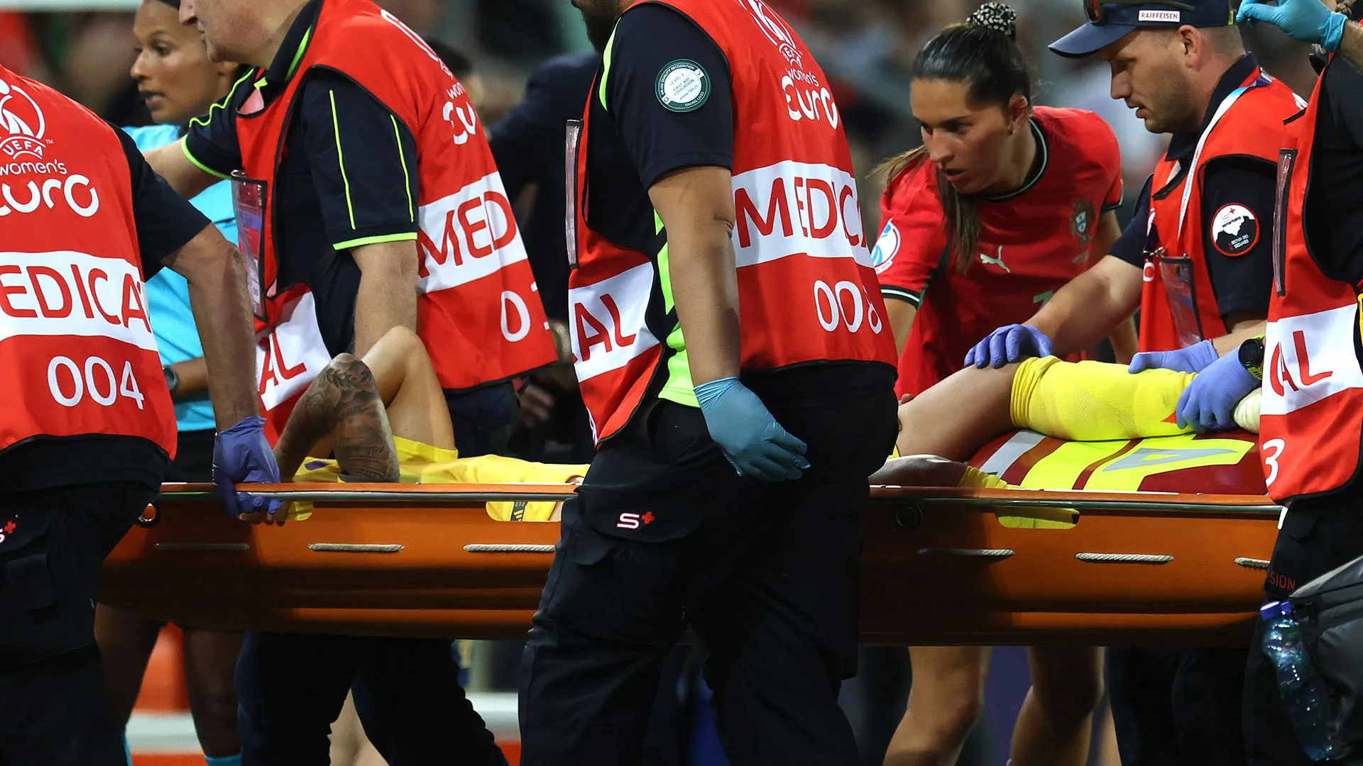Immediato l'intervento dello staff medico per soccorrere la campionessa
