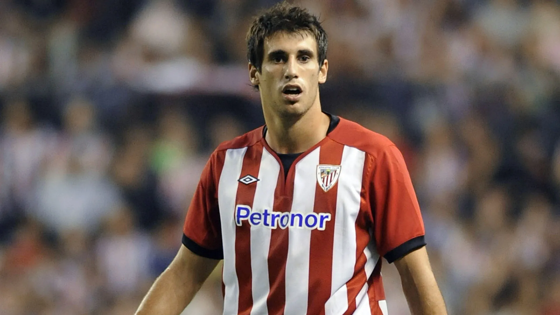 Dopo essere cresciuto nell'Osasuna, è passato all'Athletic Bilbao
