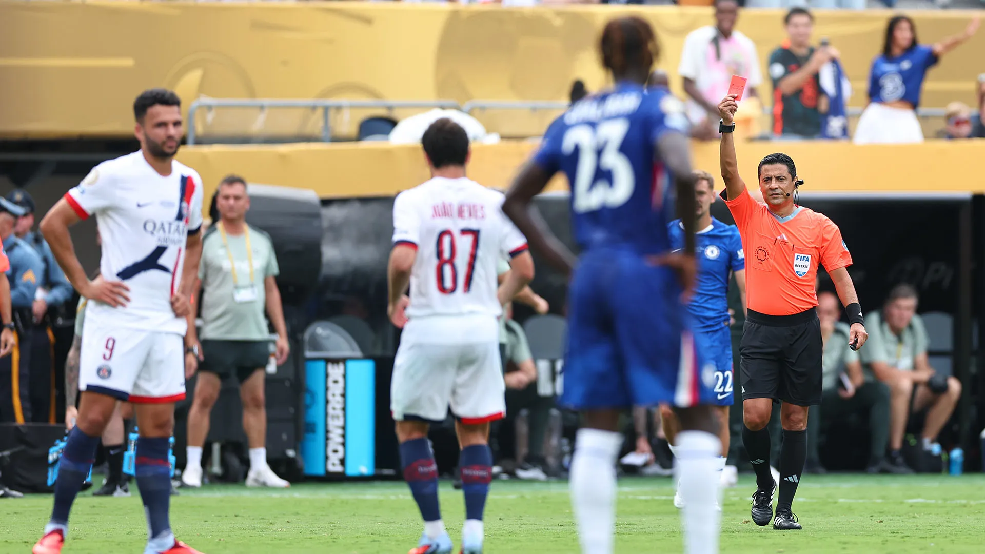L'arbitro inizialmente aveva ammonito il calciatore del PSG