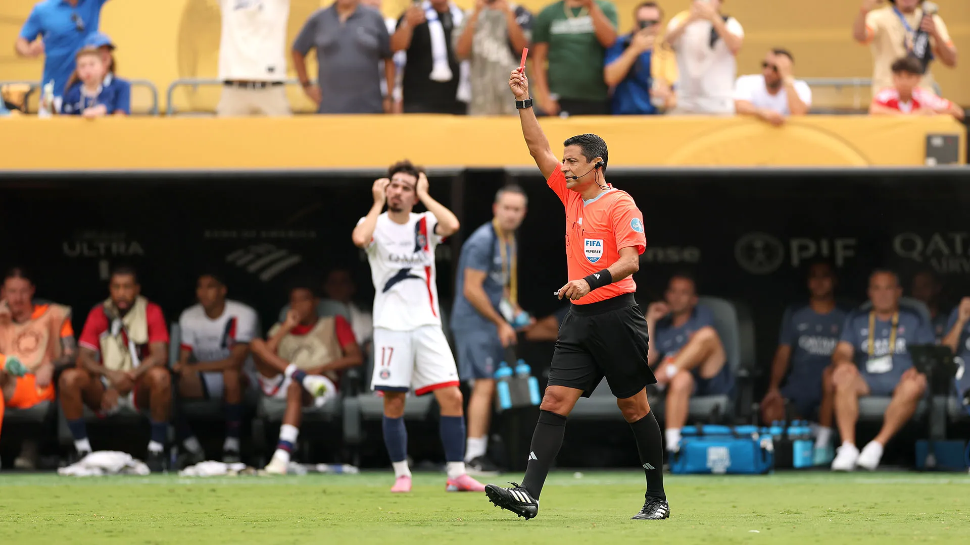 João Neves protagonista in negativo al minuto 85
