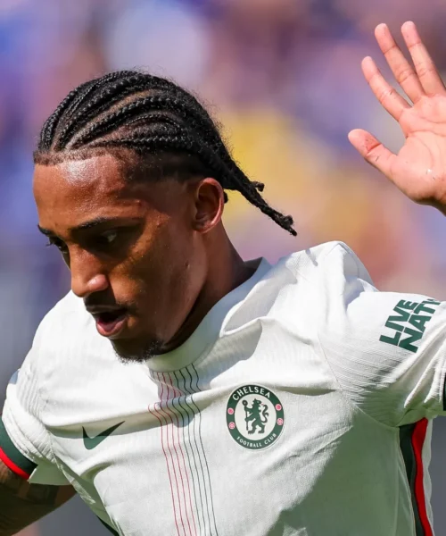 Segna 2 gol ma non sorride, anzi si scusa. Le foto del gesto