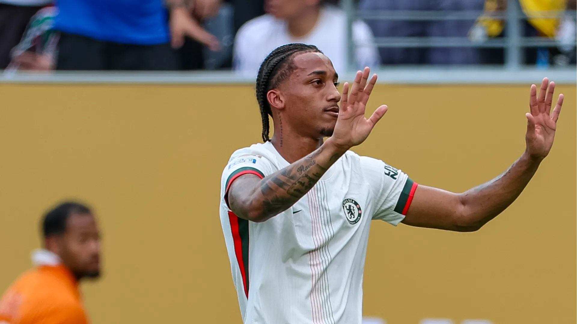 Dopo entrambi i gol, si è rivolto ai tifosi del Fluminense e ha chiesto scusa

