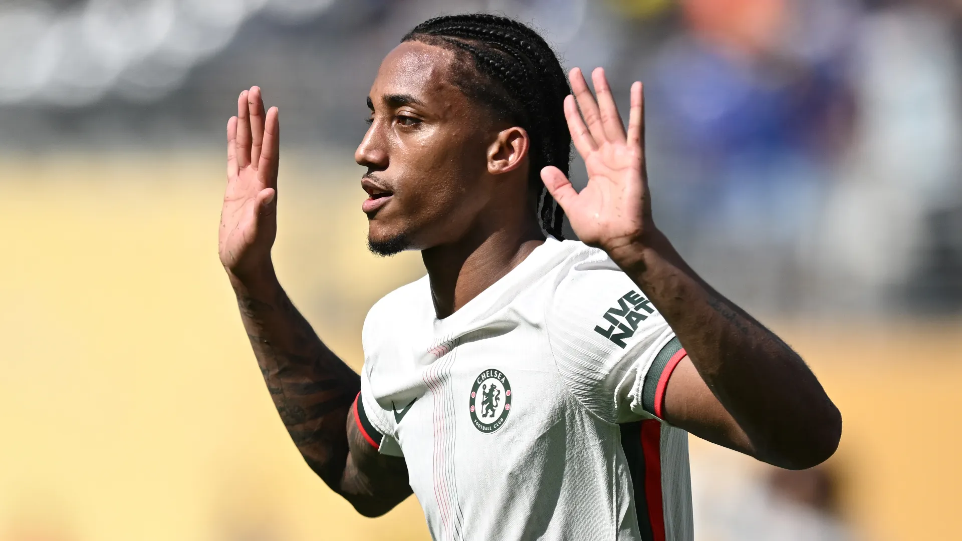 Tra il 2023 e il 2025 ha giocato nel Brighton, poi l'ha acquistato il Chelsea
