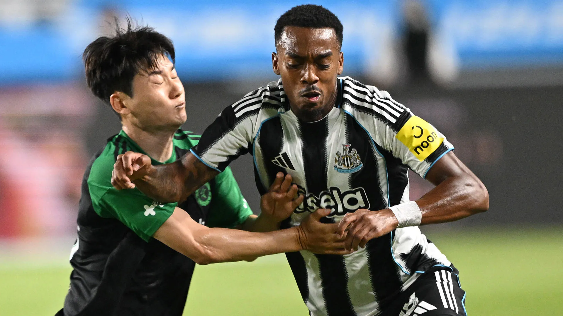 Sfortunatissimo il calciatore del Newcastle, uscito in lacrime dal Suwon World Cup Stadium