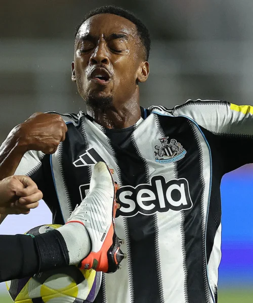 Calcio in pancia e dottori in campo: partita horror per Joe Willock. Foto