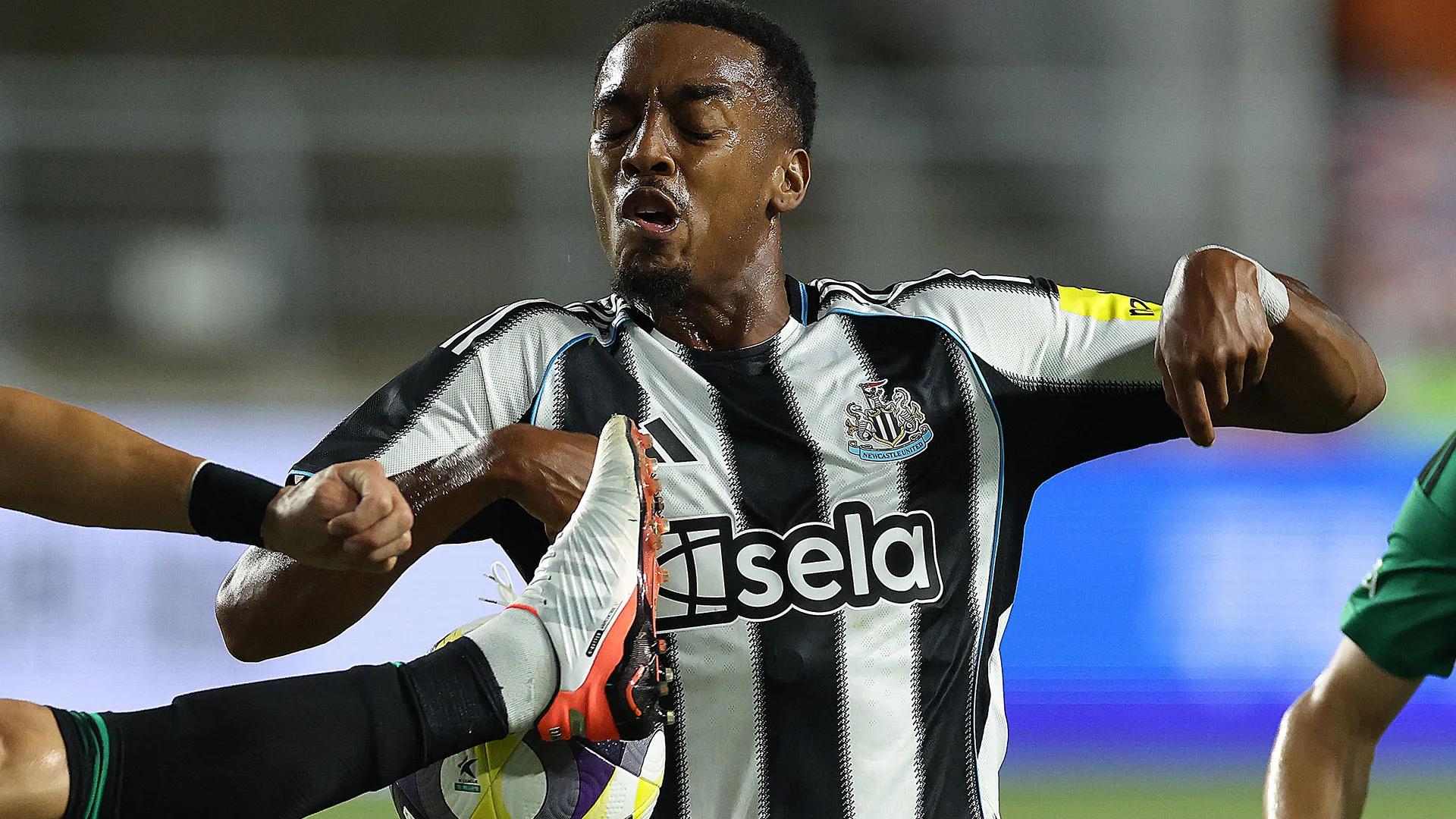Calcio in pancia e barella in campo: partita horror per Joe Willock