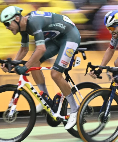 Tour de France, Jonathan Milan sfugge a una caduta all’ultimo km e vince lo sprint a Valence