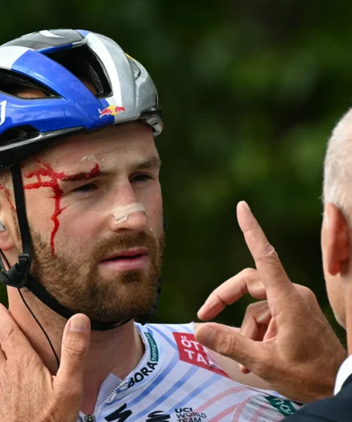 Tremenda caduta al Tour de France, campione ferito alla testa. Le immagini