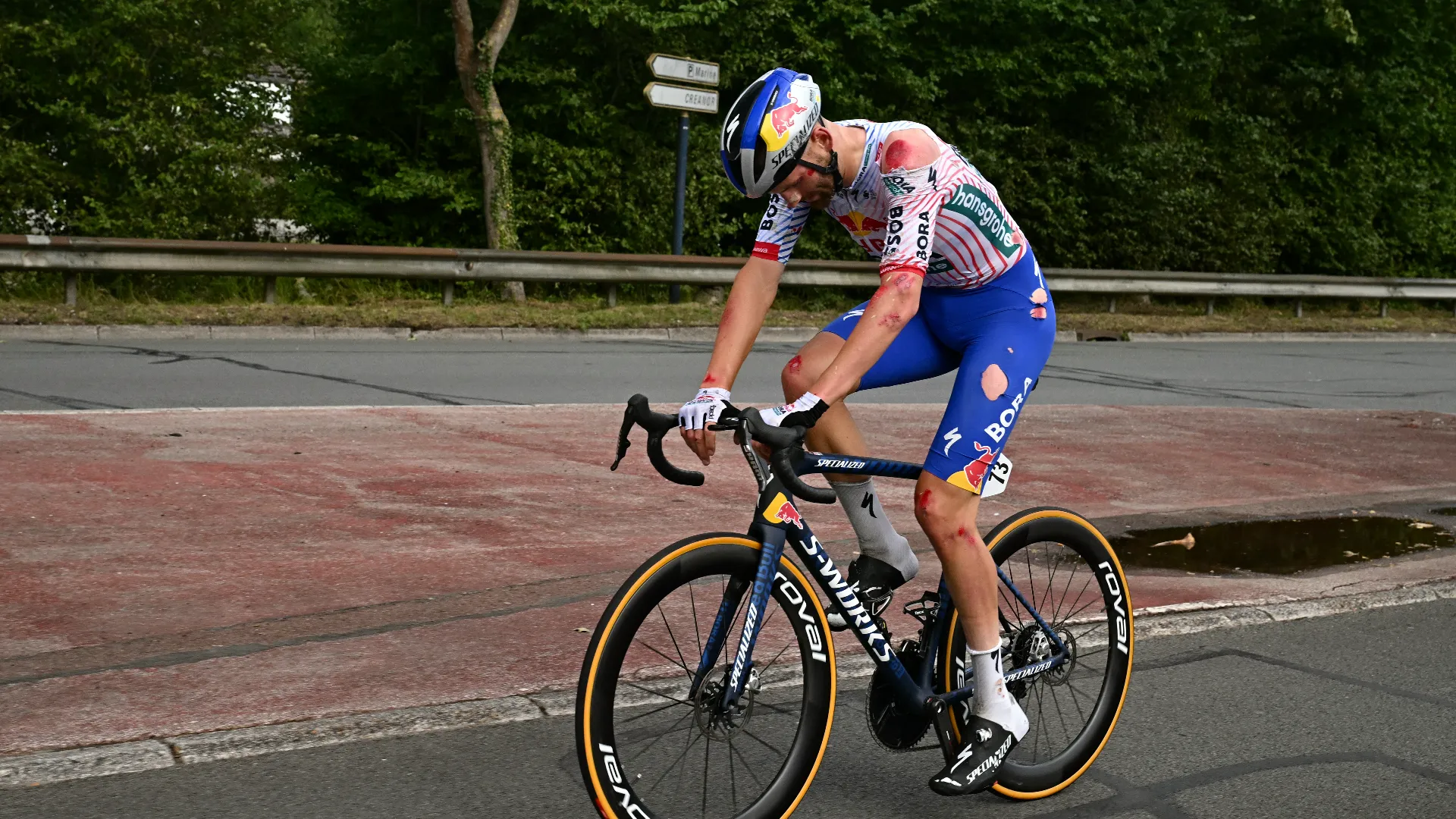 Si è formato un mega ingorgo e Meeus è finito a terra con altri ciclisti
