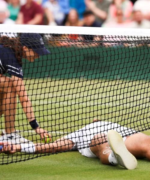 Incidente a Wimbledon: il campione finisce intrappolato nella rete. Immagini