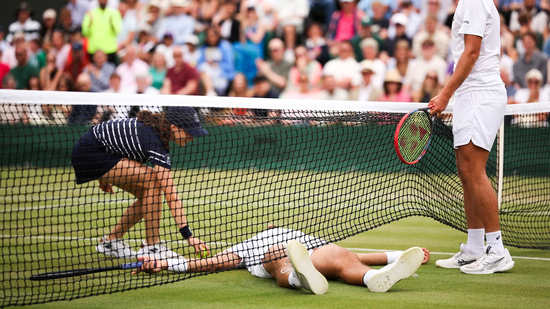 Majchrzak e un raccattapalle hanno aiutato Khachanov a rialzarsi
