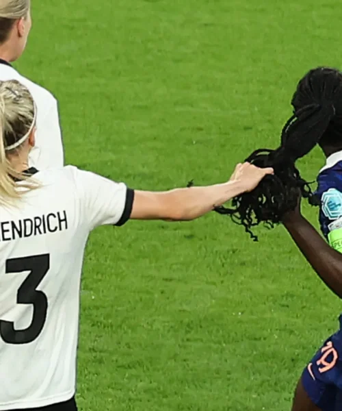 Strappa i capelli all’avversaria, cacciata dal campo dopo la follia. Foto