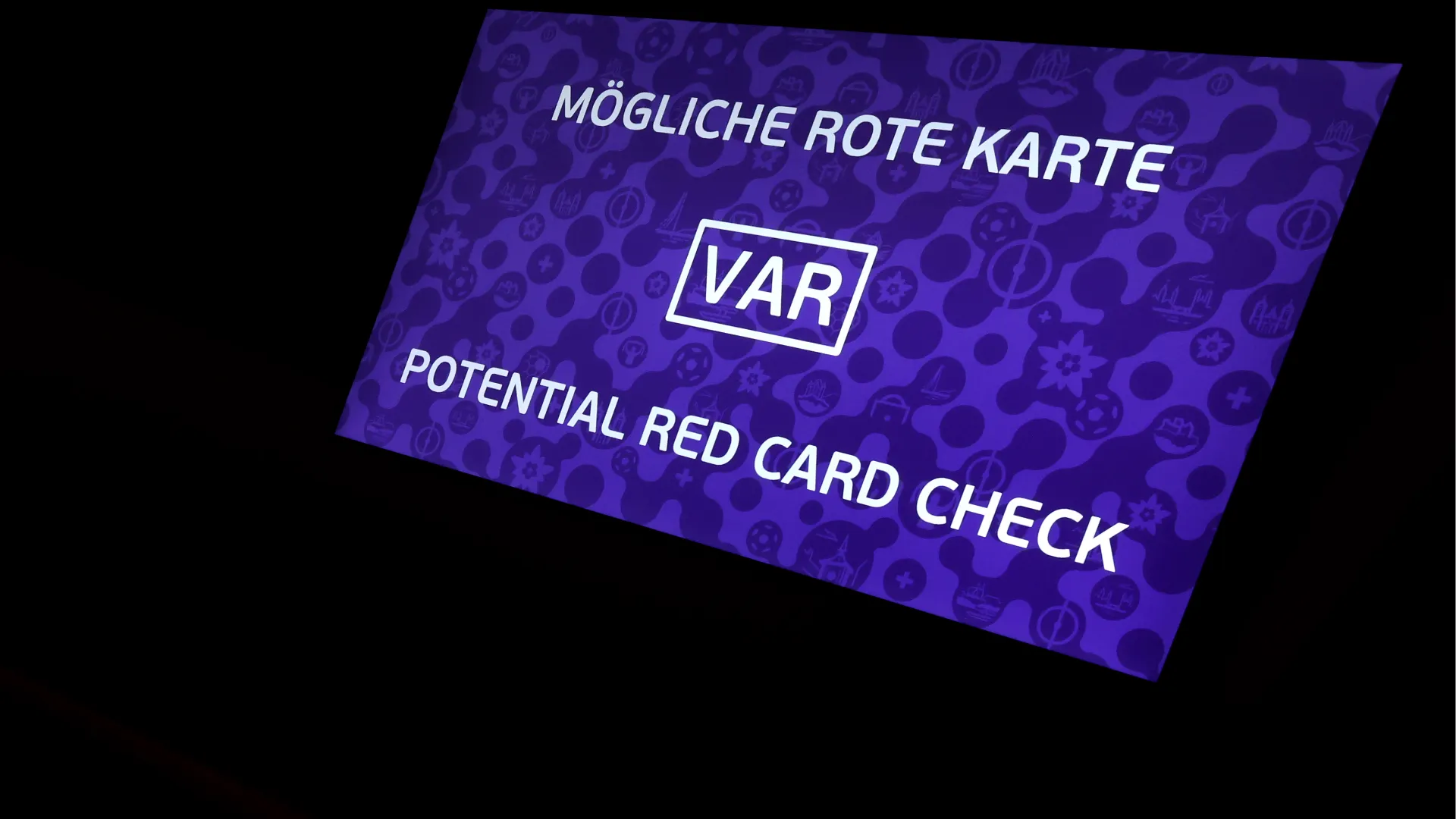 Il direttore di gara è stato poi richiamato al VAR per rivedere l'episodio
