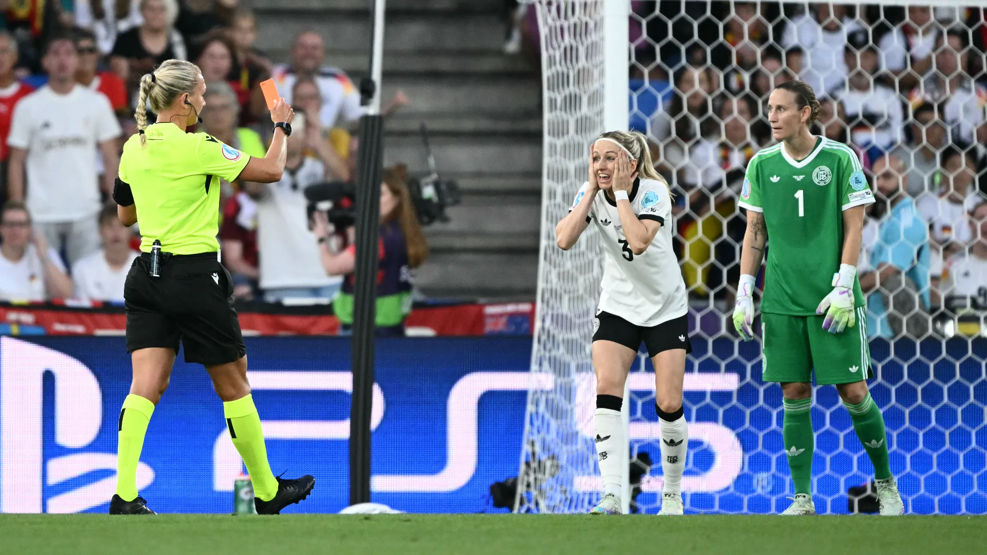 Dopo aver rivisto le immagini, l'arbitro ha espulso Kathrin Hendrich
