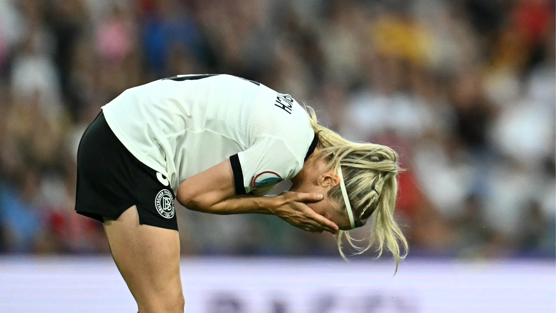 Kathrin Hendrich ha lasciato la Germania in inferiorità numerica dal tredicesimo minuto della sfida contro la Francia
